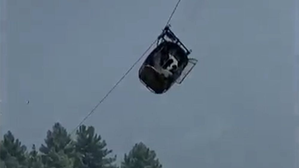 Les sauveteurs pakistanais tentent de libérer 6 enfants et 2 hommes dans un téléphérique suspendu à des centaines de pieds dans les airs