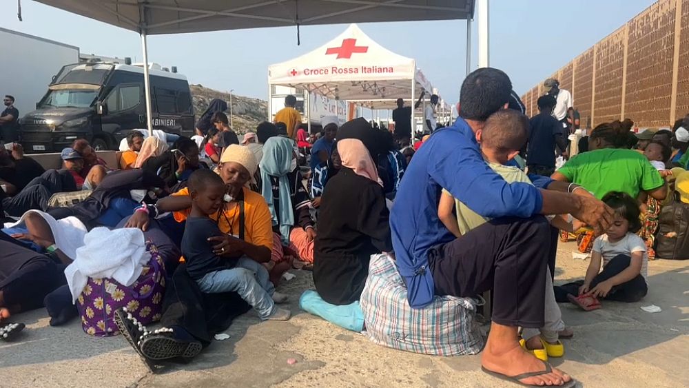 Pourquoi les migrants arrivant à Lampedusa sont-ils déplacés par les autorités ?