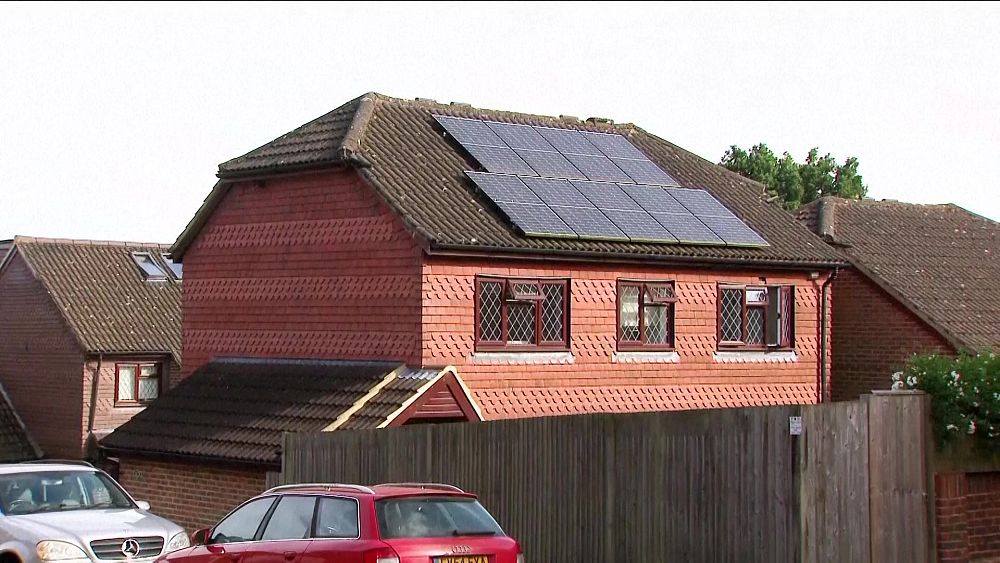 Un nombre croissant de foyers britanniques installent des pompes à chaleur et des panneaux solaires, mais cela reste « inabordable » pour la plupart