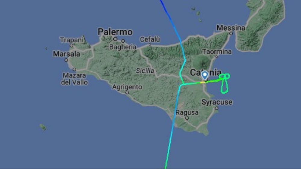 Un pilote dessine un pénis de 24 kilomètres de long dans le ciel après avoir été détourné de l'aéroport de Catane