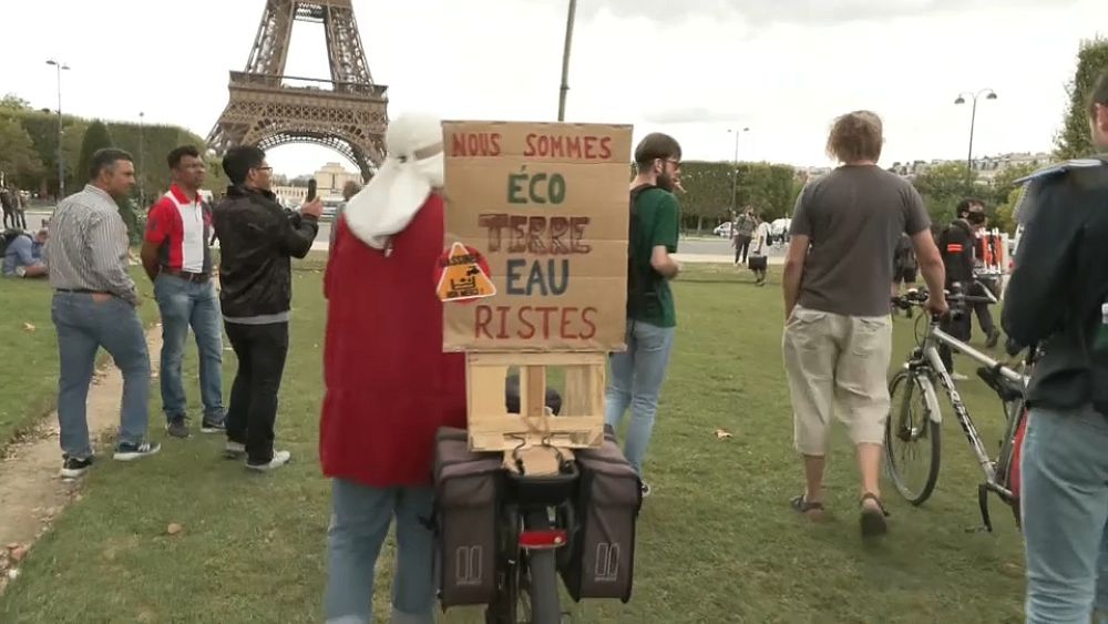 Une manifestation d'un convoi d'eau arrive à Paris pour dénoncer les méga bassins d'eau