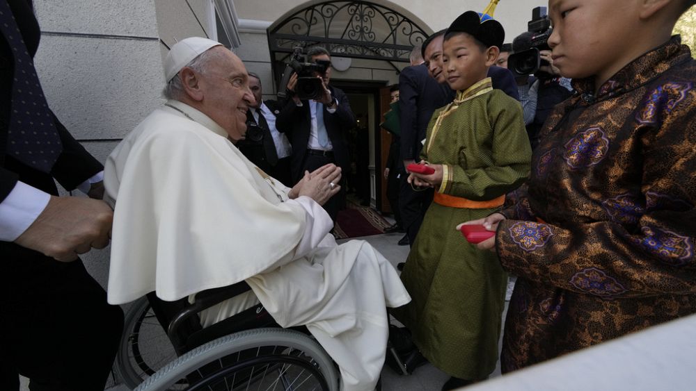 Le pape François ouvre une clinique lors de la première visite papale en Mongolie.  Il dit que c'est une question de charité et non de conversion