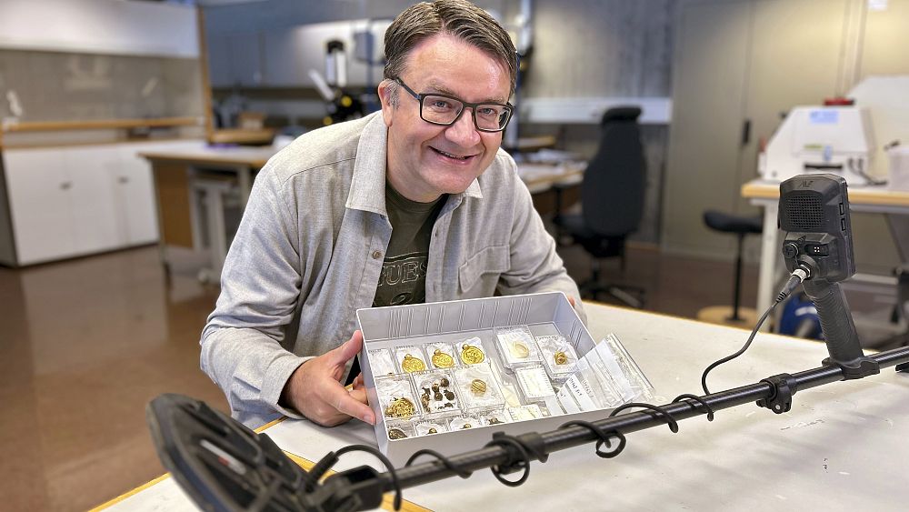 D'anciens bijoux en or norvégiens trouvés par un homme qui avait acheté un détecteur de métaux pour « se lever du canapé »