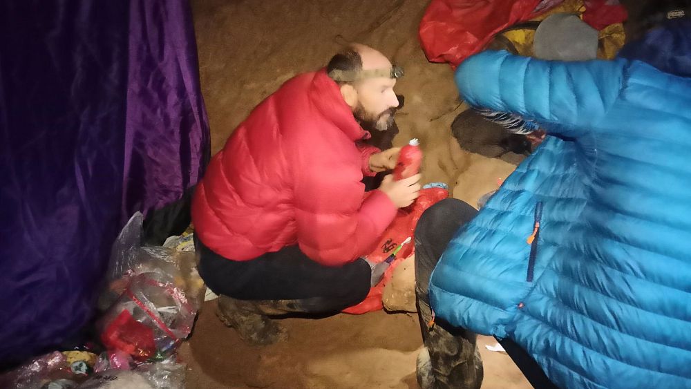 Les sauveteurs se préparent à retirer un homme malade d'une profondeur de 3 000 pieds dans une grotte turque