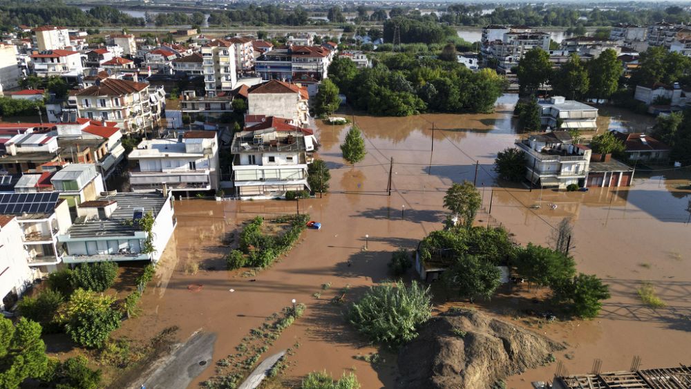 Des inondations menacent la ville grecque de Larissa, des habitants secourus ailleurs