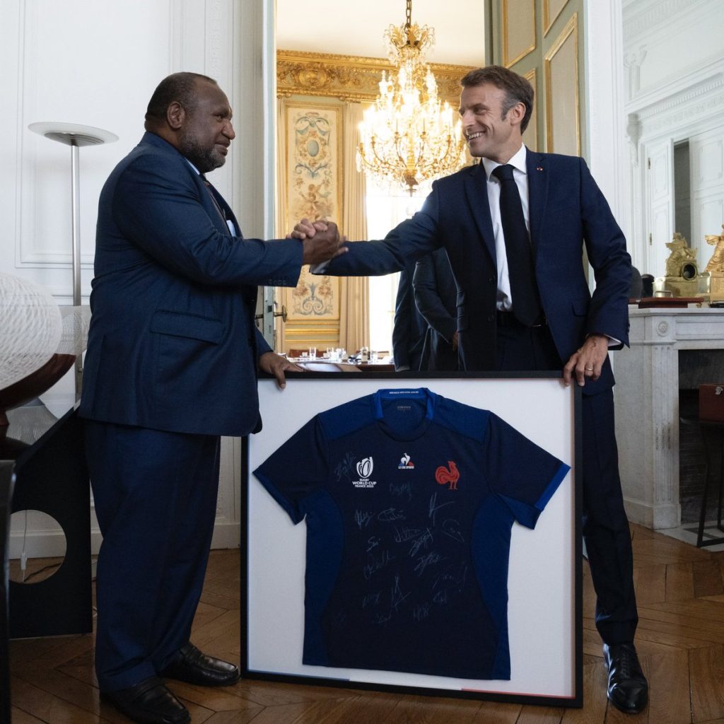 Avec la Papouasie-Nouvelle-Guinée, nous portons le Pacte de Paris pour les Peuples et la Planète. Notre action pour les forêts et notre vœu d'une gouvernance internationale équilibrée et efficace nous unissent.
Comme le rugby !
Bienvenue à Paris, cher James Marape.