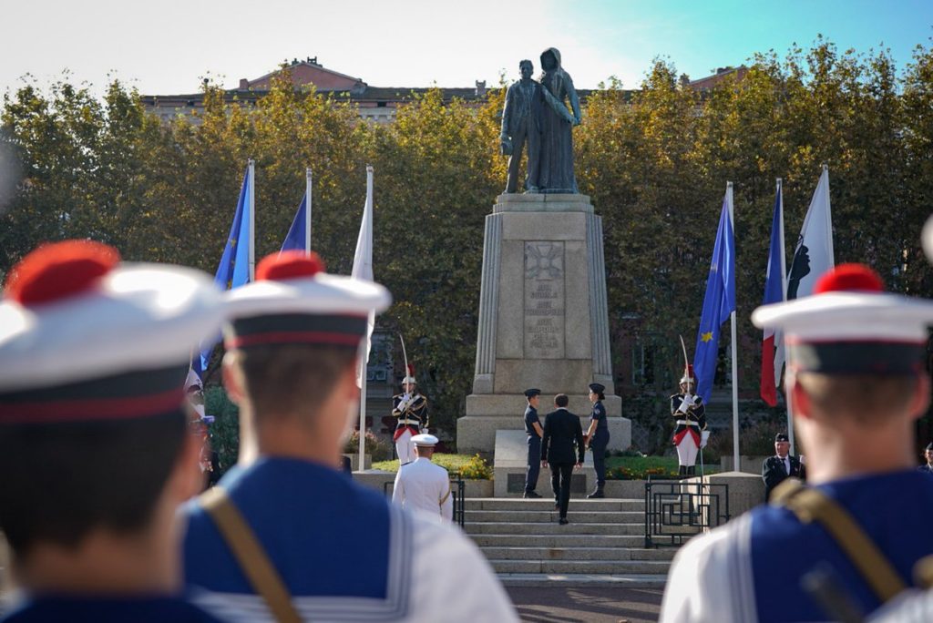 Place Saint-Nicolas de Bastia.
Ici il y a 80 ans, après les efforts des troupes italiennes ralliées au camp des Alliés, entrèrent les troupes marocaines et les patriotes corses qui mirent fin au joug nazi sur la ville et sur toute l’île.
Nous leur rendons hommage.