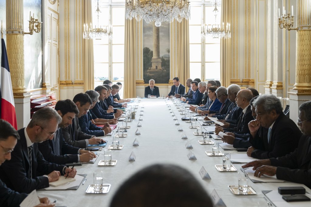 Merci à toutes les délégations calédoniennes présentes ensemble cette semaine à Paris. Une première étape faite de travail commun et de dialogue avec le ministre de l’Intérieur et des Outre-mer, à l’invitation de la Première ministre.