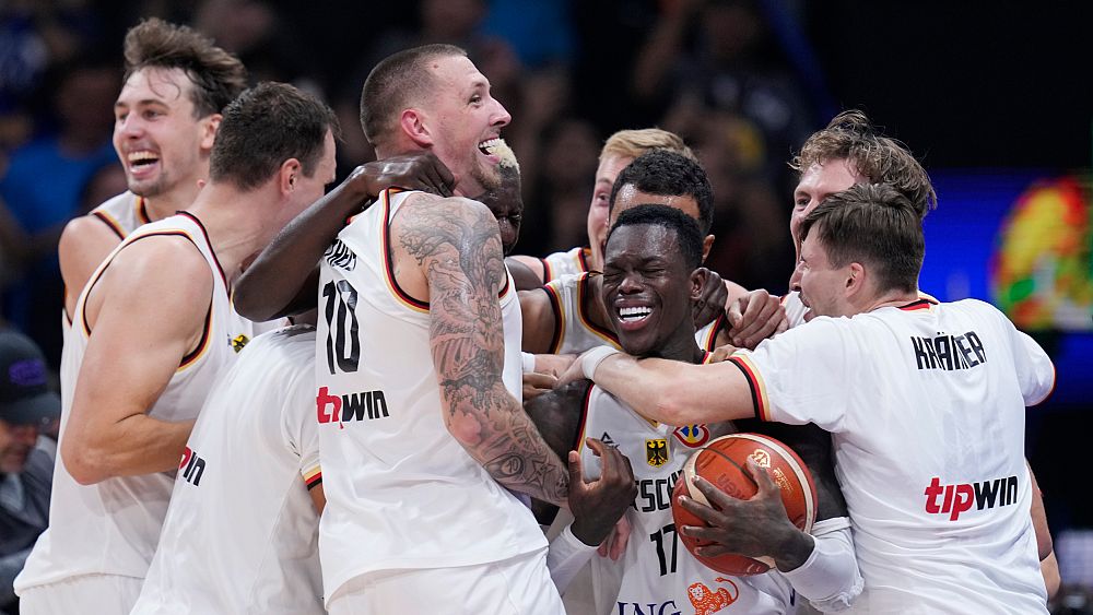 L'Allemagne remporte la Coupe du monde de basket-ball pour la première fois et bat la Serbie 83-77 pour la médaille d'or