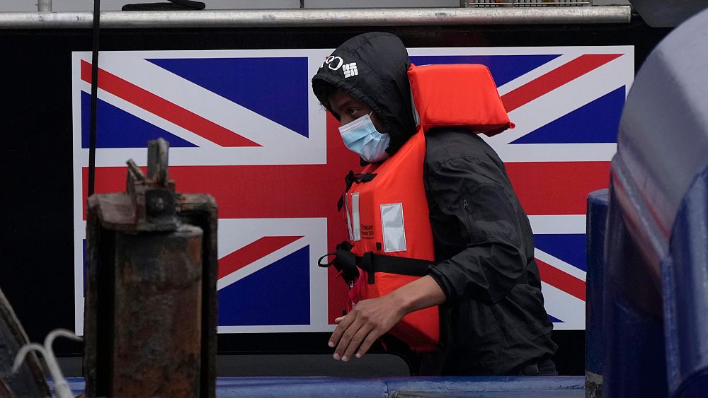 Le gouvernement britannique propose de tester les os des migrants pour confirmer leur âge