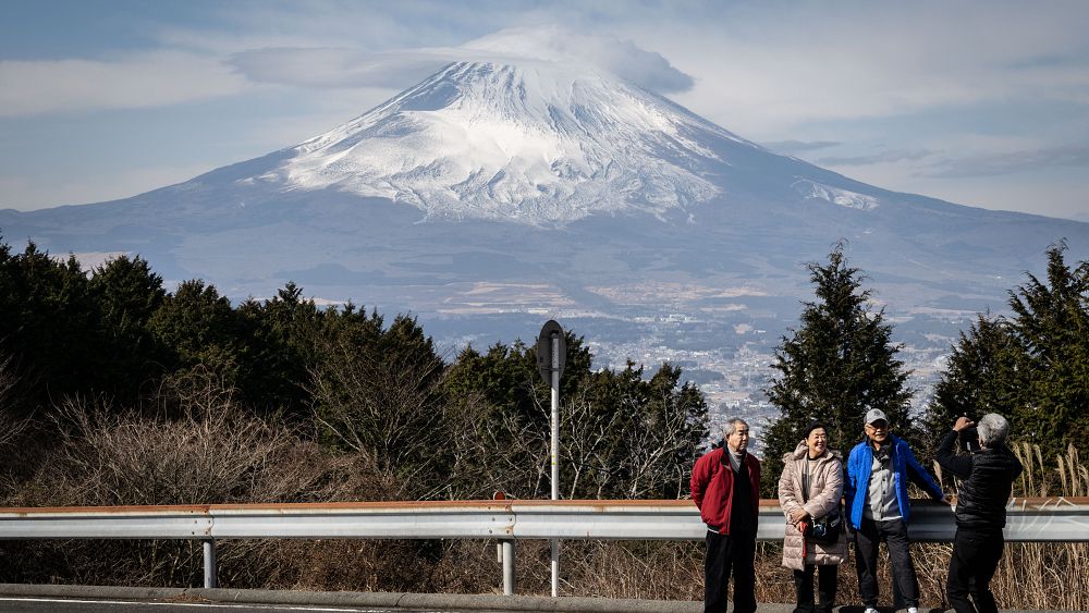 Surtourisme : l'emblématique mont Fuji du Japon est aux prises avec les embouteillages, les déchets et la pollution