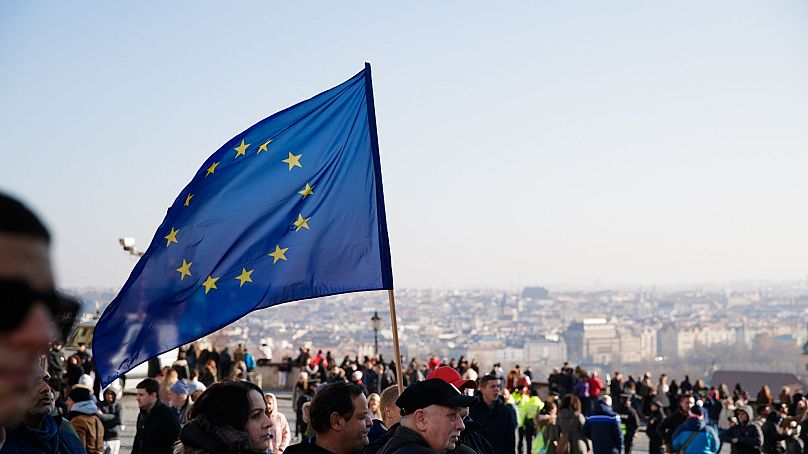 Le drapeau de l’Union européenne est agité.