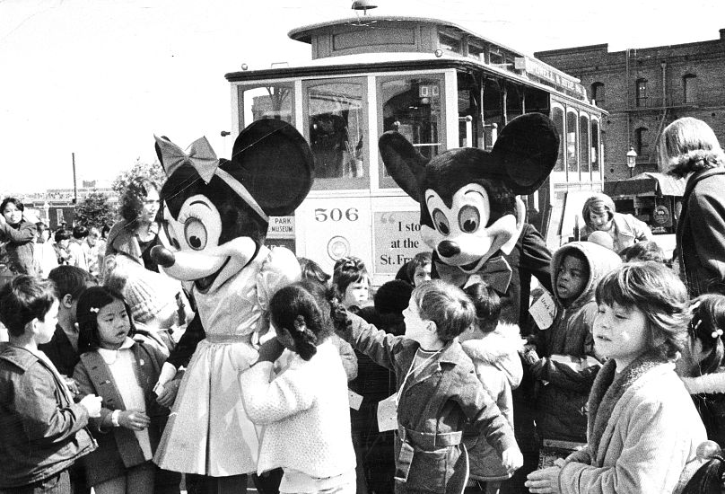 Mickey et Minnie Mouse rendent visite à des écoliers de San Francisco.  16 mars 1973.