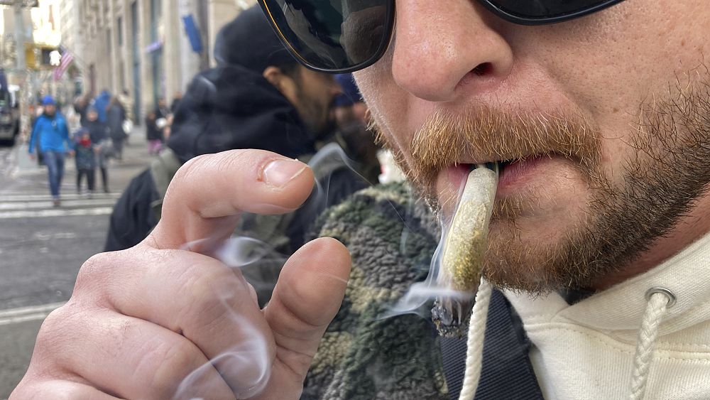 New York ouvre son marché de la marijuana à des concurrents plus importants alors que les détaillants craignent d'être évincés