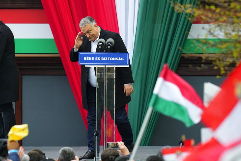 Le Premier ministre Viktor Orban salue ses partisans avant de prononcer un discours lors du dernier rassemblement électoral de son parti Fidesz à Szekesfehervar, avril 2022.