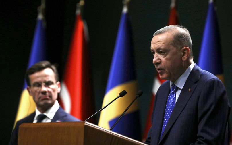 Le président turc Recep Tayyip Erdogan et le Premier ministre suédois Ulf Kristersson s'adressent aux médias après leurs entretiens au palais présidentiel d'Ankara, en novembre 2022.
