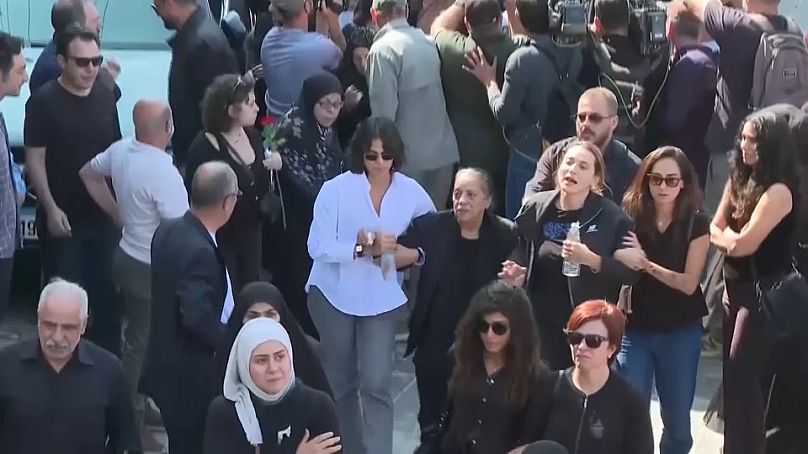 Personnes en deuil lors des funérailles du vidéaste de Reuters Issam Abdallah au Liban, le 14 octobre 2023