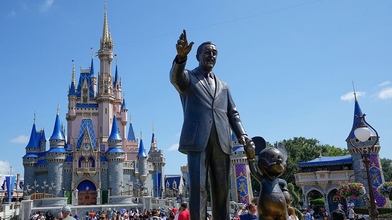 Statue de Walt Disney et Mickey Mouse à Walt Disney World, en Floride.