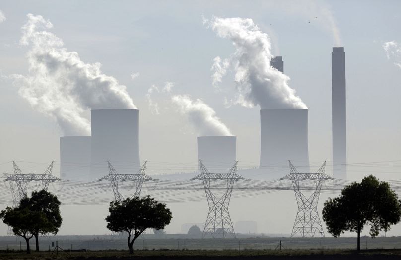 De la vapeur s'échappe des cheminées de la centrale électrique au charbon de Lethabo à Vereeniging, Afrique du Sud, décembre 2018.
