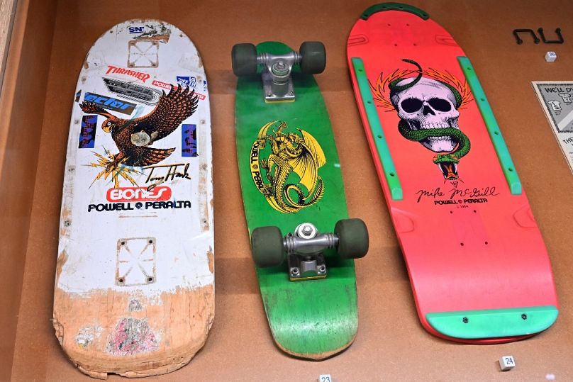 Le skateur américain Tony Hawks, premier skateboard professionnel (L)