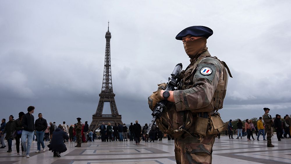 Évacuations d’aéroports et fausses alertes à la bombe : à quoi vous attendre si vous voyagez en France en ce moment