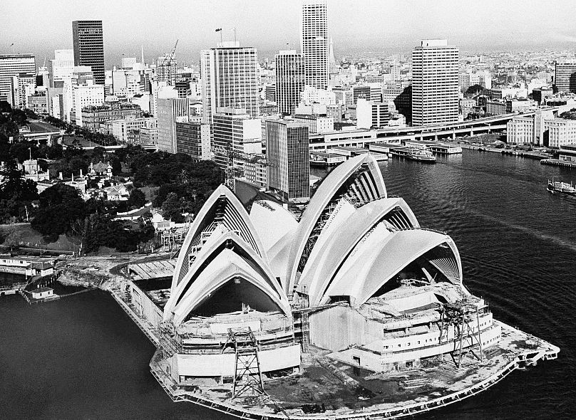 L'immense toit en forme de coquille du nouvel Opéra de Sydney, construit le 1er août 1967 à Sydney, en Australie, s'élève devant l'horizon de la ville.