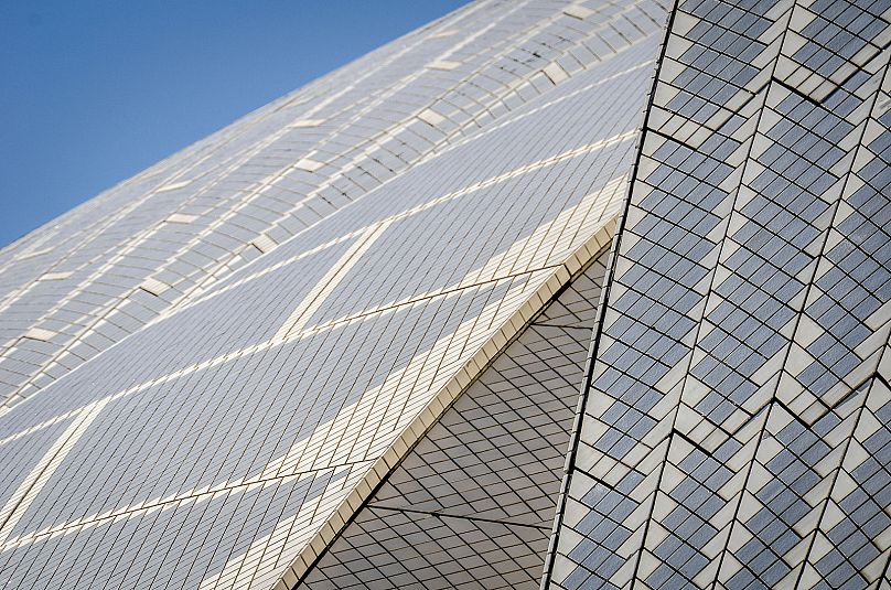 Un gros plan montrant les tuiles sur le toit de l'Opéra de Sydney