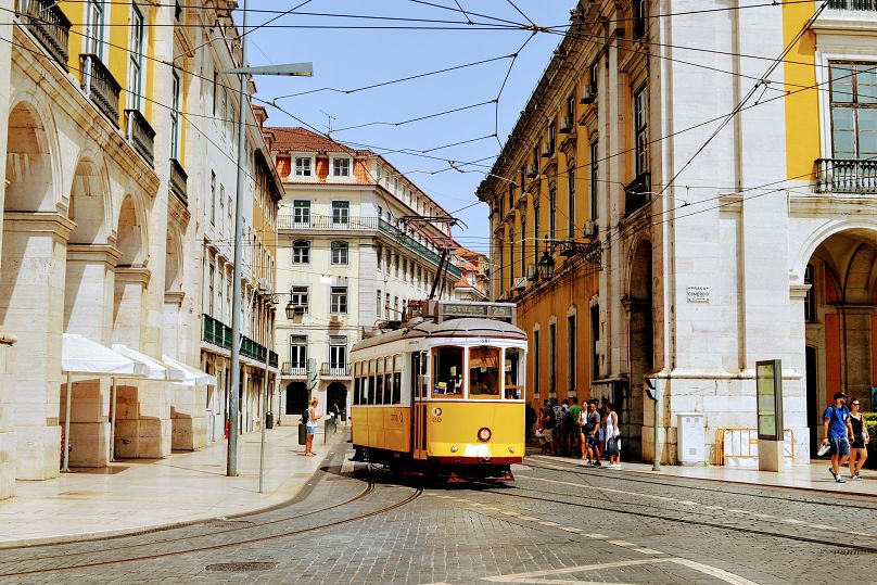 Le parcours commence à Lisbonne, une ville ensoleillée avec des bâtiments carrelés et des tramways historiques.