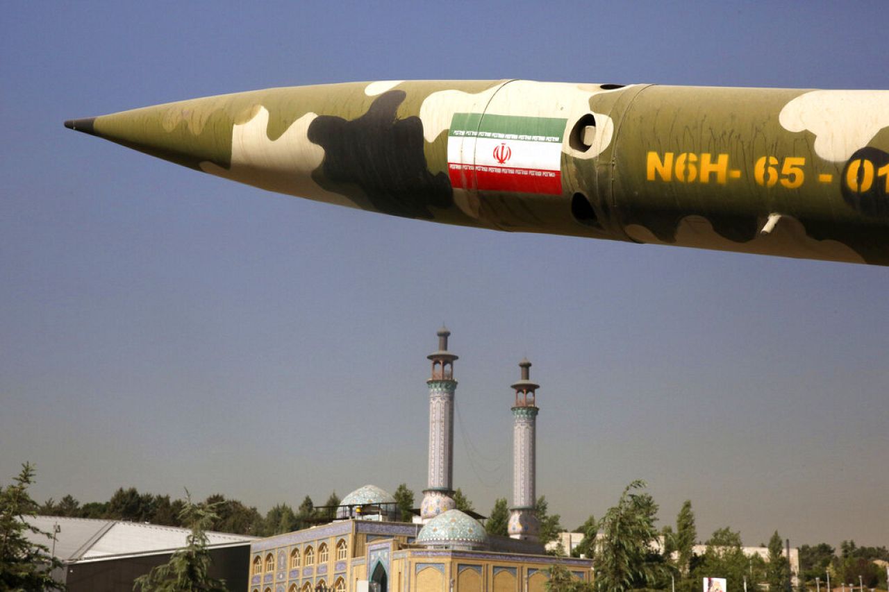 Un missile est exposé lors d'une exposition sur la guerre Iran-Irak de 1980-1988, dans un parc du nord de Téhéran, en Iran, le jeudi 25 septembre 2014.