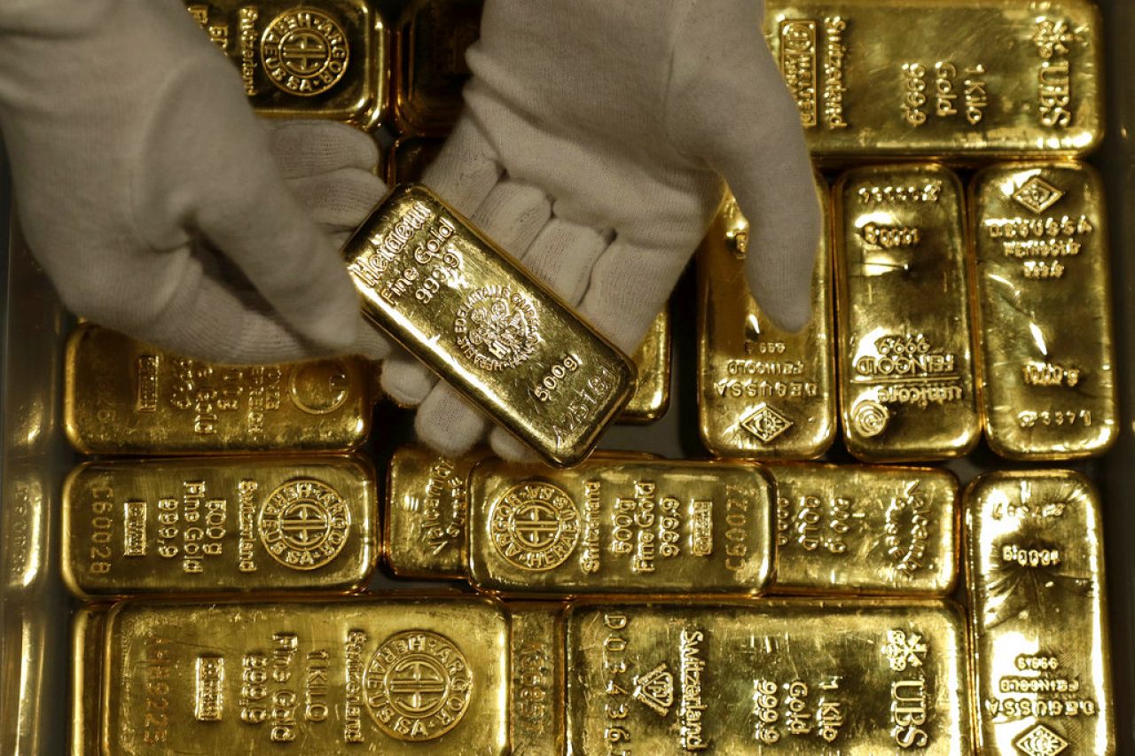 Les employés de la maison d'or ProAurum préparent des lingots d'or de 0,5 kg d'une pureté de 999,9 dans la salle des coffres-forts à Munich, en Allemagne, le jeudi 13 décembre 2018.