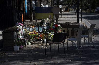 Un mémorial de fortune où les forces russes ont frappé un restaurant avec un missile Iskander, tuant 13 personnes à Kramatorsk, en Ukraine, le mercredi 13 septembre 2023.