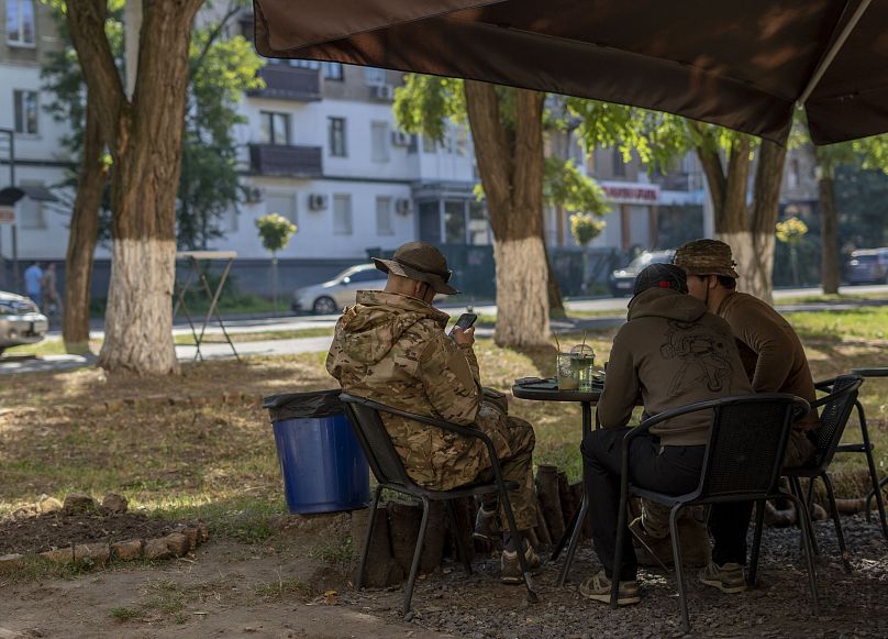 Des soldats ukrainiens mangent dans un restaurant, à Kramatorsk, en Ukraine, le mercredi 13 septembre 2023.