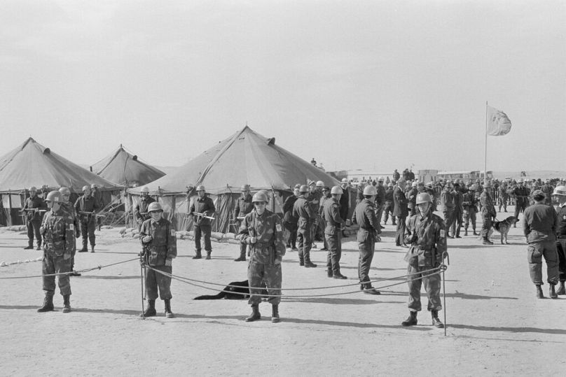 Les troupes de l'ONU gardent les tentes où les chefs d'état-major israéliens et égyptiens se réunissent pour discuter de la séparation de leurs forces respectives pendant la guerre du Yom Kippour, janvier 1974.