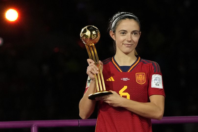 L'Espagnole Aitana Bonmati détient le trophée de Joueuse du tournoi après la finale de la Coupe du monde féminine de football entre l'Espagne et l'Angleterre au Stadium Australia de Sydney, 2023.