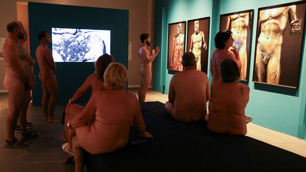 La vie reflète l'art : le musée de Barcelone accueille les visiteurs nudistes pour une visite de statues nues