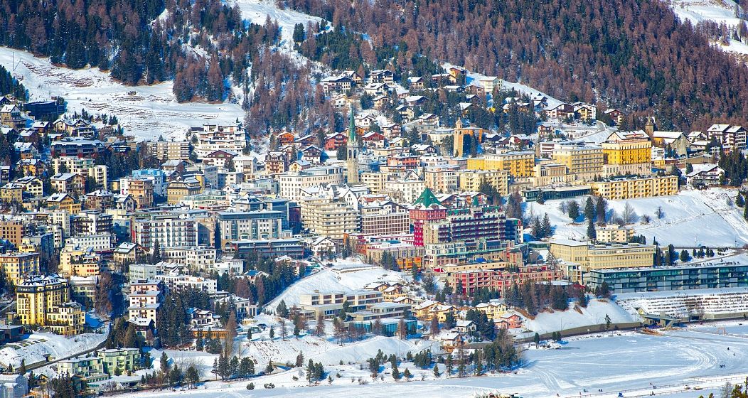 St Moritz est une destination de ski célèbre avec de nombreuses options gastronomiques passionnantes ainsi que des sports d'hiver.