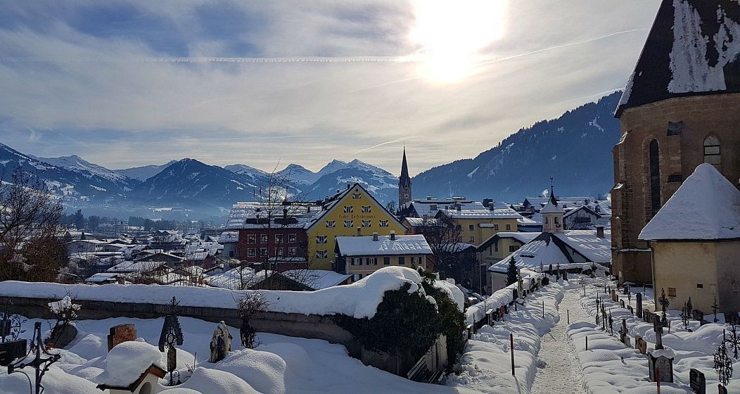 Kitzbühel est une charmante ville médiévale nichée au milieu des montagnes d'Autriche.