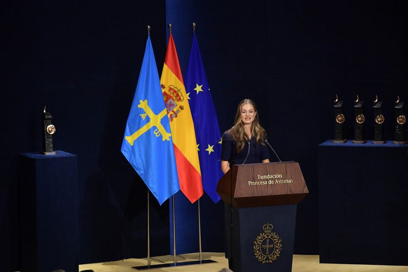 La princesse Leonor d'Espagne prend la parole lors de la cérémonie de remise des prix de la princesse des Asturies à Oviedo, dans le nord de l'Espagne, le vendredi 20 octobre 2023.