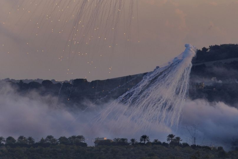 Des obus de l'artillerie israélienne explosent au-dessus de Dahaira, un village frontalier libanais avec Israël, au sud du Liban, le lundi 16 octobre 2023.