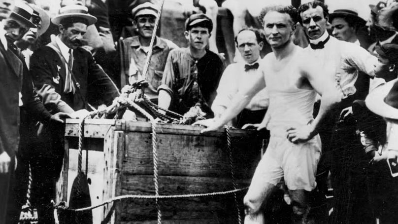 L'artiste d'évasion Harry Houdini avant d'être descendu dans une caisse d'emballage dans la rivière Détroit recouverte de glace en 1907