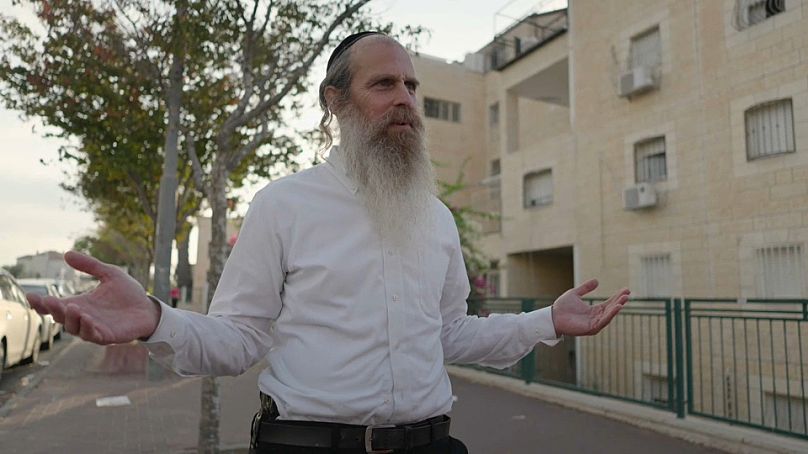 Un Israélien porte une arme de poing dans la rue. octobre 2023