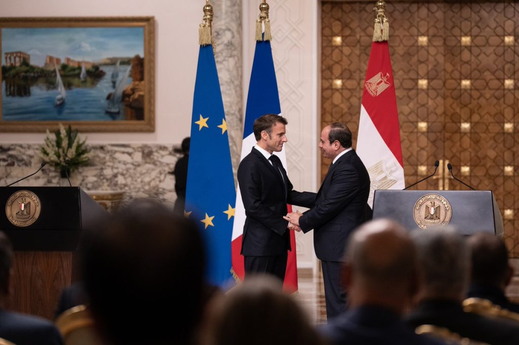 Nous devons collectivement tout faire pour éviter l’escalade, bâtir une initiative de paix et de sécurité, traiter les causes de ce que nous vivons.
Je salue l’engagement de l’Égypte, en particulier sa mobilisation pour les populations de Gaza. À ses côtés, la France s’engage.