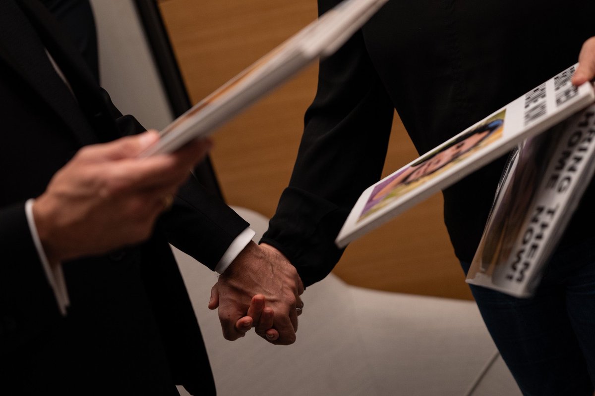 Nous sommes liés à Israël par le deuil.
Trente de nos compatriotes ont été assassinés le 7 octobre. Neuf autres sont encore portés disparus ou retenus en otage.
À Tel-Aviv, auprès de leurs familles, j'ai exprimé la solidarité de la Nation.