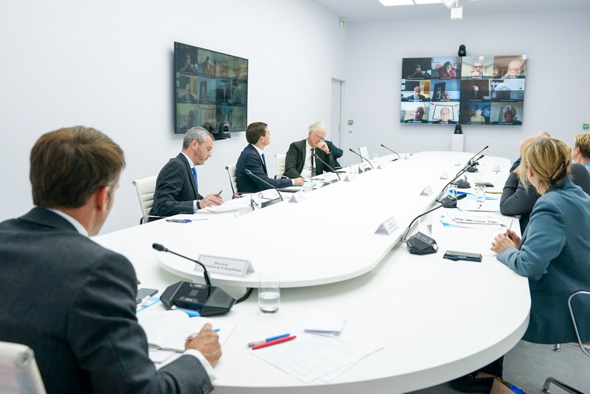 Jean-Marie Lehn
Alain Connes
Albert Fert
Jules Hoffmann
Jean Tirole
Gérard Mourou
Esther Duflo
Alain Aspect
Hugo Duminil-Copin
Pierre Agostini
Anne L'Huillier
Moungi Bawendi
Ces Français ont reçu un Nobel de Physique, de Chimie, de Médecine, ou la Médaille Fields. Fierté !