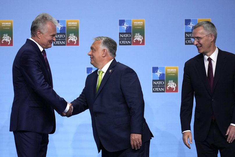 Le secrétaire général de l'OTAN, Jens Stoltenberg, et le président lituanien Gitanas Nauseda saluent le Premier ministre hongrois Viktor Orban lors d'un sommet de l'OTAN à Vilnius, en juillet 2023.