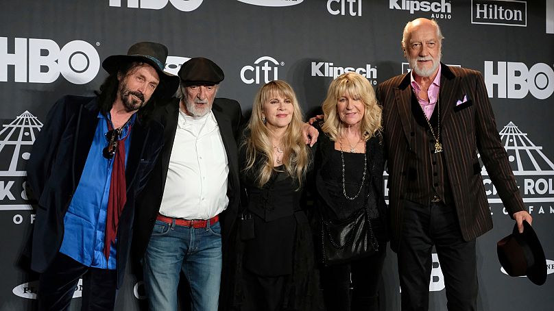 Stevie Nicks, au centre, pose avec, de gauche à droite, Mike Campbell, John McVie, Christine McVie et Mick Fleetwood lors de la cérémonie d'intronisation au Rock & Roll Hall of Fame