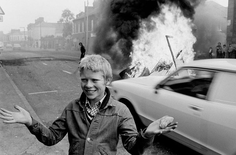 Jeunes avec une pierre lors d'une émeute en haut de Leeson Street, à l'ouest de Belfast, 1978.