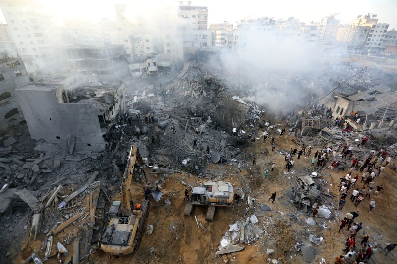 Des Palestiniens inspectent les dégâts causés aux bâtiments détruits suite aux frappes aériennes israéliennes sur la ville de Gaza, le mercredi 25 octobre 2023.