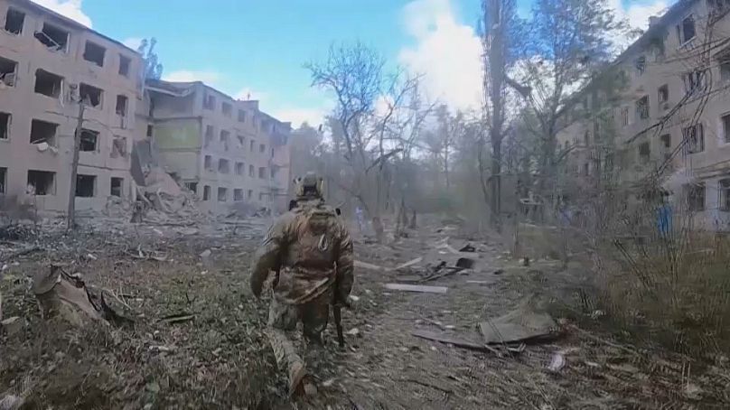 Un policier ukrainien recherche les habitants d'Avdiivka pour les aider à évacuer s'ils sont prêts à partir. 20 octobre 2023