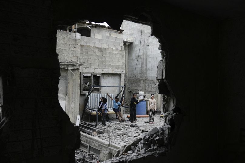Des Palestiniens inspectent la maison de Hassan Qatnani, qui a été détruite dans la nuit par les forces israéliennes.